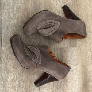 Size 39 (8 USA) Chie Mihara brown suede heels